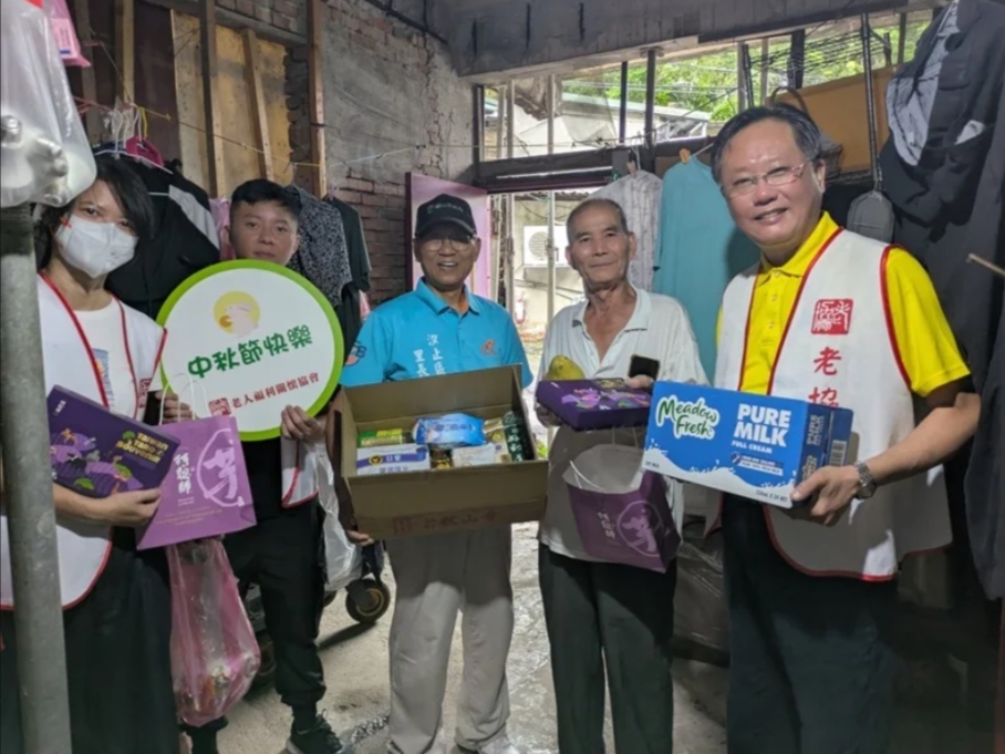 【聯合報】中秋節送關懷 老人福利關懷協會送汐止區貧困長輩月餅、柚子(標題圖檔)