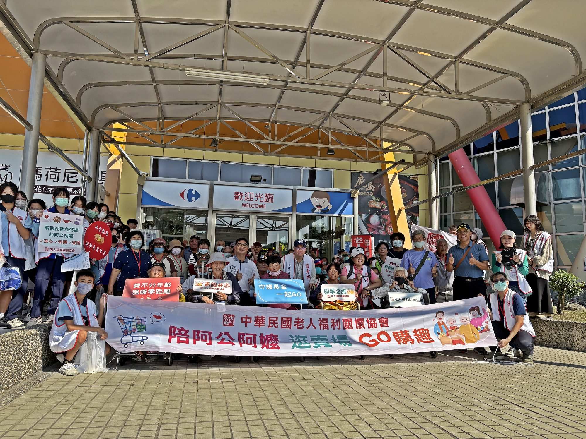 【屏東時報】美和科大學生「陪阿公阿嬤購物趣」　長輩說有人陪伴真好(標題圖檔)