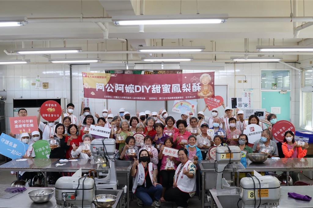 【中國時報】屏東老協攜手佳冬高農慶中秋 青銀共學手作幸福味(標題圖檔)