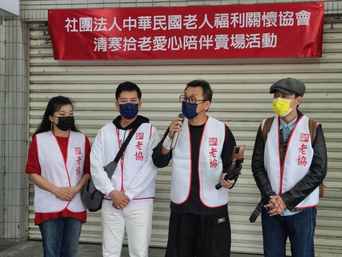 陪伴清寒長輩走入賣場，選擇所需物資減輕生活負擔(標題圖檔)