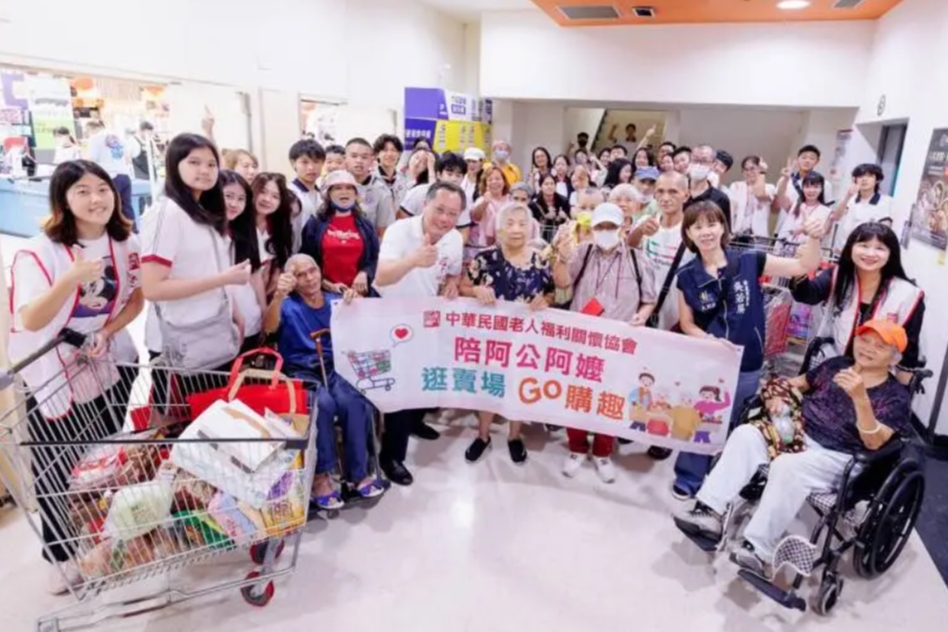【聯合報】青銀百人夏日共遊 助弱勢長輩逛大賣場購物圓夢(標題圖檔)