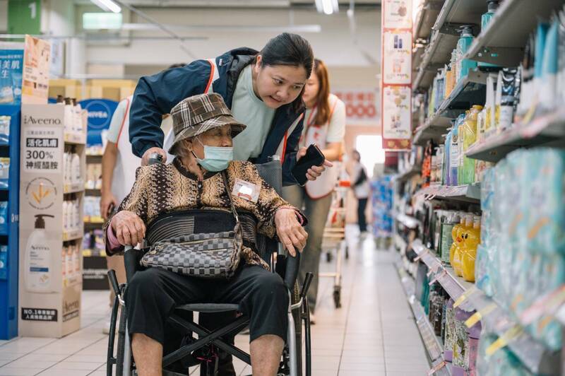 【自由時報】開心迎重陽 志工陪同弱勢長輩go物去(標題圖檔)