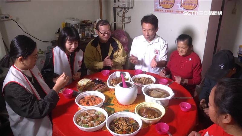 【三立】老人協會寒冬送暖！郭子乾陪伴獨居長者圍爐、大掃除(標題圖檔)