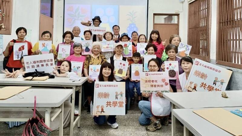 [自由時報] 老協推樂齡共學堂 67歲阿嬤稱畫筆比菜刀還重(標題圖檔)