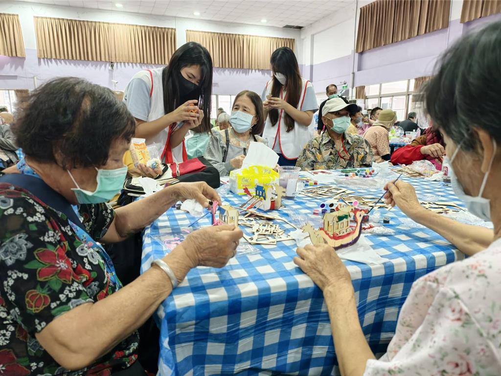 【中時】台電端午送暖攜手長輩畫龍舟 91歲嬤直呼有趣(標題圖檔)